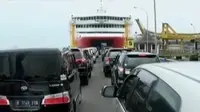 Suasana penyeberangan di Pelabuhan Merak, Banten.