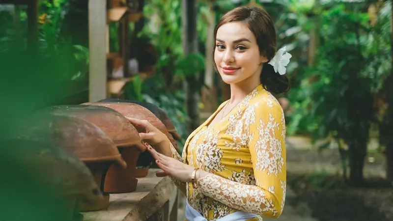 Pesona Nora Alexandra dalam Balutan Kebaya Bali