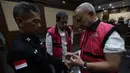 Keduanya dinyatakan terbukti bersalah melakukan tindak pidana korupsi secara bersama-sama terkait tata kelola minyak mentah dan produk kilang di PT Pertamina periode 2018–2023. Tampak dalam foto, Vice President Supply dan Distribusi Kantor Pusat PT Pertamina periode 2011-2015, Alfian Nasution (tengah), bersama Direktur Pemasaran dan Niaga PT Pertamina tahun 2014, Hanung Budya Yuktyanta usai mengikuti sidang pembacaan putusan di Pengadilan Tindak Pidana Korupsi (Tipikor) Jakarta, Selasa (12/5/2026). (Kapanlagi.com/Budy Susanto)