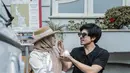 Momen saat Atta Halilintar terlihat memberikan suapan kepada sang istri ini juga tak lepas dari sorotan. Pasalnya, keduanya tampak begitu mesra dan harmonis bersama. (Liputan6.com/IG/@aurelie.hermansyah)