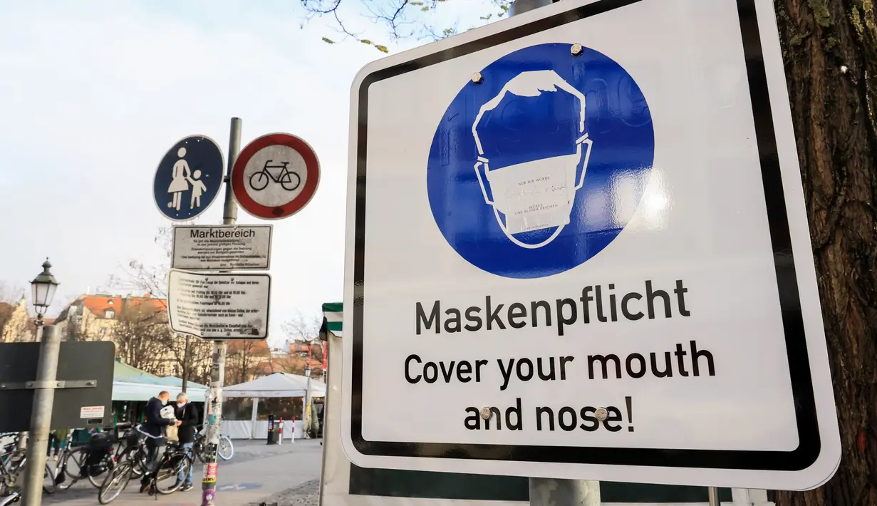 Tanda yang mengingatkan warga untuk memakai penutup mulut dan hidung terlihat di pasar di Munich (11/12/2020). Kasus penularan dan kematian harian COVID-19 di Jerman terus meningkat dan mencapai rekor tertinggi baru, menurut data dari Robert Koch Institute (RKI). (Xinhua/Philippe Ruiz)