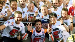 Pebalap Repsol Honda Team, Marc Marquez (tengah) berada pada urutan kedua Trending Riders dengan 32% total mention. (AFP/Toshifumi Kitamura)