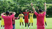 Para pemain Arema FC berlatih dengan didampingi psikolog. (Dok Arema FC)