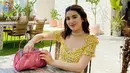 Rosiana Dewi memang cukup sering mengunggah gaya OOTD ketika berlibur. Kali ini ketika mengunjungi Bali, pesinetron tersebut tampil simpel dengan busana cerah. Ditambah aksesoris kalung, membuat Rosiana Dewi kian stylish.(Liputan6.com/IG/@rsn.dw)