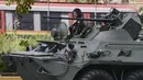 Sebuah tank lapis baja dari tentara Venezuela melewati jalan raya Caracas, Venezuela, Senin (15/1). Dua petugas polisi tewas dalam serangan Oscar Perez ke  kantor Mahkamah Agung (MA) Venezuela. (AFP PHOTO/JUAN BARRETO)