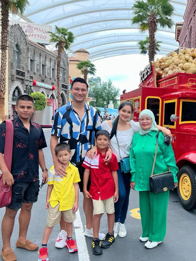 Kamar hotel Titi Kamal di Singapura langsung lihat view bawah laut