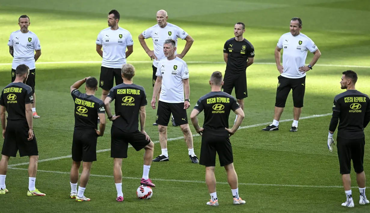 Pelatih timnas Republik Ceko Jaroslav Silhavy (tengah) dan timnya menghadiri sesi latihan menjelang kontra Portugal di stadion Alvalade di Lisbon, Rabu (8/6/2022). Duel antara Portugal vs Ceko pada matchday 3 Grup 2 UEFA Nations League A 2022/23, akan digelar di Estadio Jose Alvalade, Jumat 10 Juni 2022 dini hari WIB. (PATRICIA DE MELO MOREIRA / AFP)