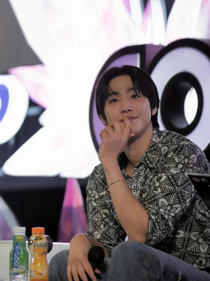 Ahn Hyo Seop saat hadir di Jakarta pakai batik