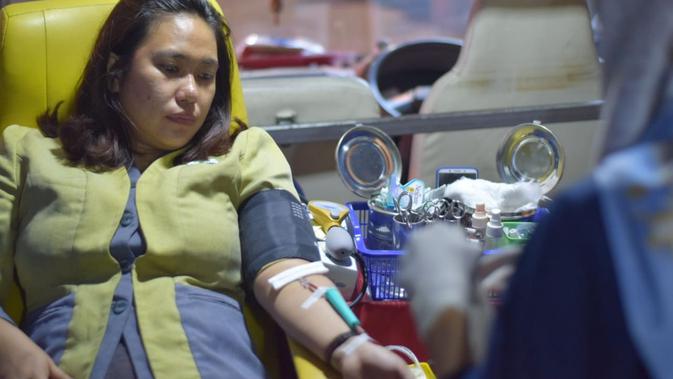 Akibat wabah virus Corona atau Covid-19, pendonor darah di Kota Tangerang menurun drastis hingga 60 sampai 70 persen. Akibatnya, stok darah di PMI Kota Tangerang menipis.