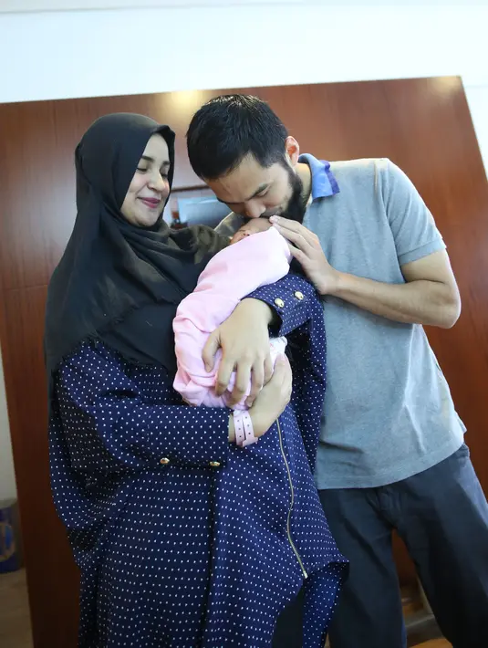 "Shireen nggak kasih tahu kalau ada teknik itu, makanya tiba-tiba Shireen begitu lucu juga, saya mau sabarin tapi pengen ketawa. Saya akhirnya enggak sanggup juga, enggak bisa tahan (ketawa)," aku Wisnu seraya tersenyum. (Galih W. Satria/Bintang.com)