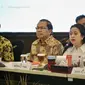 Menko Kemaritiman Rizal Ramli (tengah) dan Menko PMK Puan Maharani saat Rapat Kordinasi bersama di Kantor Menko PMK Jakarta, Jumat (29/1). Rapat tersebut membahas Persiapan Penyelenggaraan Asian Games 2018 dan MotoGP 2017-2019 (Liputan6.com/Faizal Fanani)