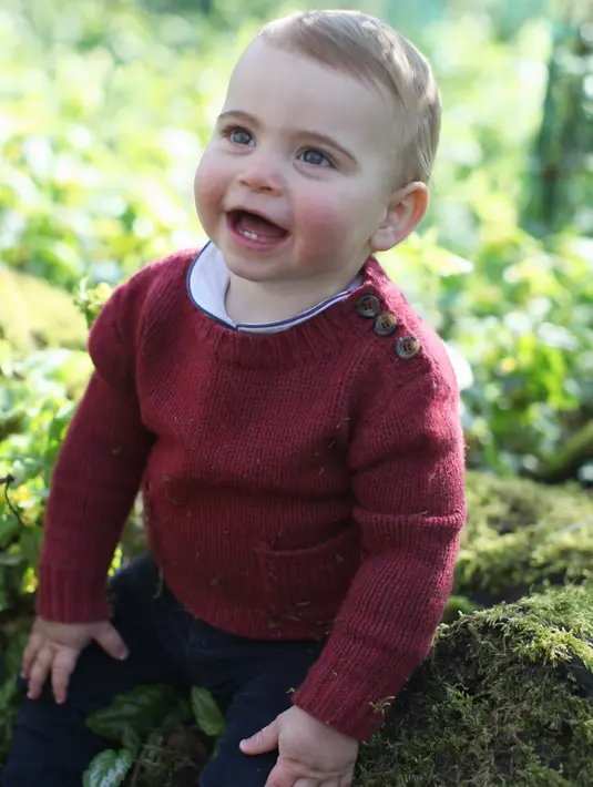Pangeran Louis bermain di rerumputan rumahnya di Norfolk, Anmer Hall pada foto yang dirilis 22 April 2019. Foto ini menjadi yang pertama setelah pihak keluarga Pangeran William merilis sejumlah foto Pangeran Louis usai pembaptisan pada 9 Juli 2018. (THE DUCHESS OF CAMBRIDGE/KENSINGTON PALACE/AFP)
