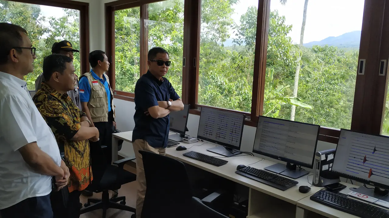 Menteri Energi Sumber Daya Mineral (ESDM) Ignasius Jonan meresmikan pos pemantauan Gunung Agung yang telah rampung direnovasi, di Karang Asem, Bali‎. Liputan6.com/Pebrianto Eko Wicaksono