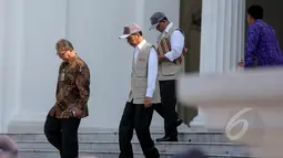 Presiden Jokowi didampingi mendikbud Anies Baswedan bersiap melepas 298 guru garis depan (GGD) di Istana Negara, Jakarta, Senin (25/5). Tenaga pengajar tersebut akan dikirim ke wilayah terdepan, terluas, dan tertinggal (3T). (Liputan6.com/Faizal Fanani)