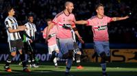 Striker Juventus, Paulo Dybala (kanan), merayakan gol ke gawang Udinese pada laga Serie A di Stadion Comunale Friuli, Udine, Minggu (17/1/2016) malam WIB. (AFP/Marco Bertorello)