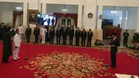 Presiden Jokowi melantik Rusli Baco Dg Palabbi sebagai Wakil Gubernur Sulawesi Tengah di Istana Negara Jakarta, Senin (26/8/2019). (Liputan6.com/ Lizsa Egeham)
