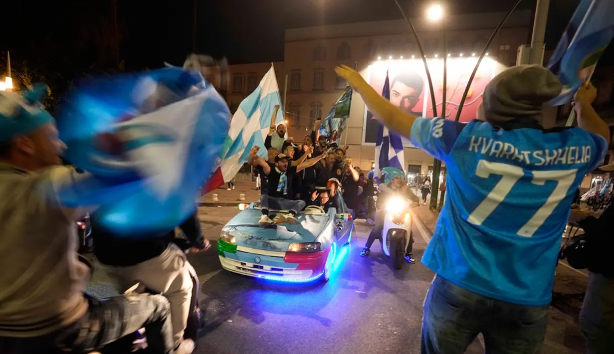 Napoli adalah kota penggila sepak bola. Seisi kota sengaja dihias untuk pesta perayaan scudetto. (AP Photo/Andrew Medichini)