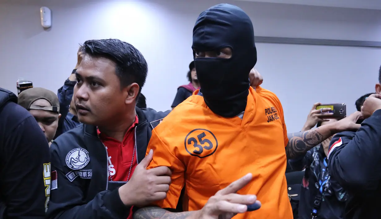 Setelah melalui serangkaian pemeriksaan, aktor 44 tahun itu resmi dinyatakan tersangka. Akibatnya, bintang ekstavaganza itu ditahan untuk menjalani pemeriksaan lanjutan. (Adrian Putra/Bintang.com)