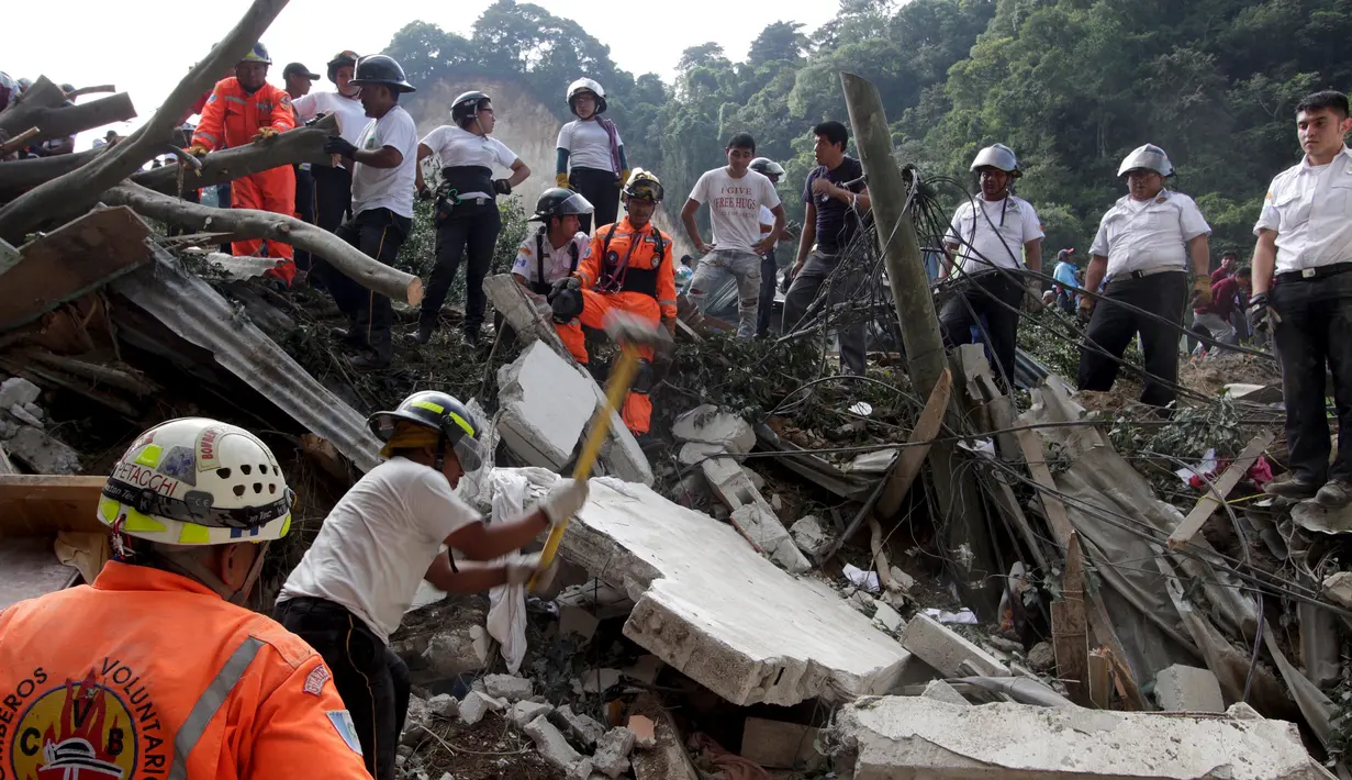 Tim penyelamat mencari korban akibat longsor di Santa Catarina Pinula, Guatemala (2/10/2015). Menurut media lokal, enam mayat ditemukan dari lumpur, dan sekitar 40 rumah hancur, setelah tanah longsor yang disebabkan hujan lebat. (REUTERS/Josue Decavele)
