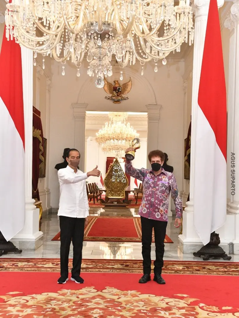 Presiden Joko Widodo atau Jokowi menerima personel grup musik Godbless di Istana Merdeka Jakarta, Minggu 29 Agustus 2021.