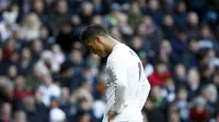 Cristiano Ronaldo tertunduk lesu usai Real Madrid kalah 0-1 dari Atletico Madrid dalam lanjutan La Liga Spanyol di Santiago Bernabeu, Sabtu (27/2/2016). (Liputan6.com/REUTERS/Juan Medina)