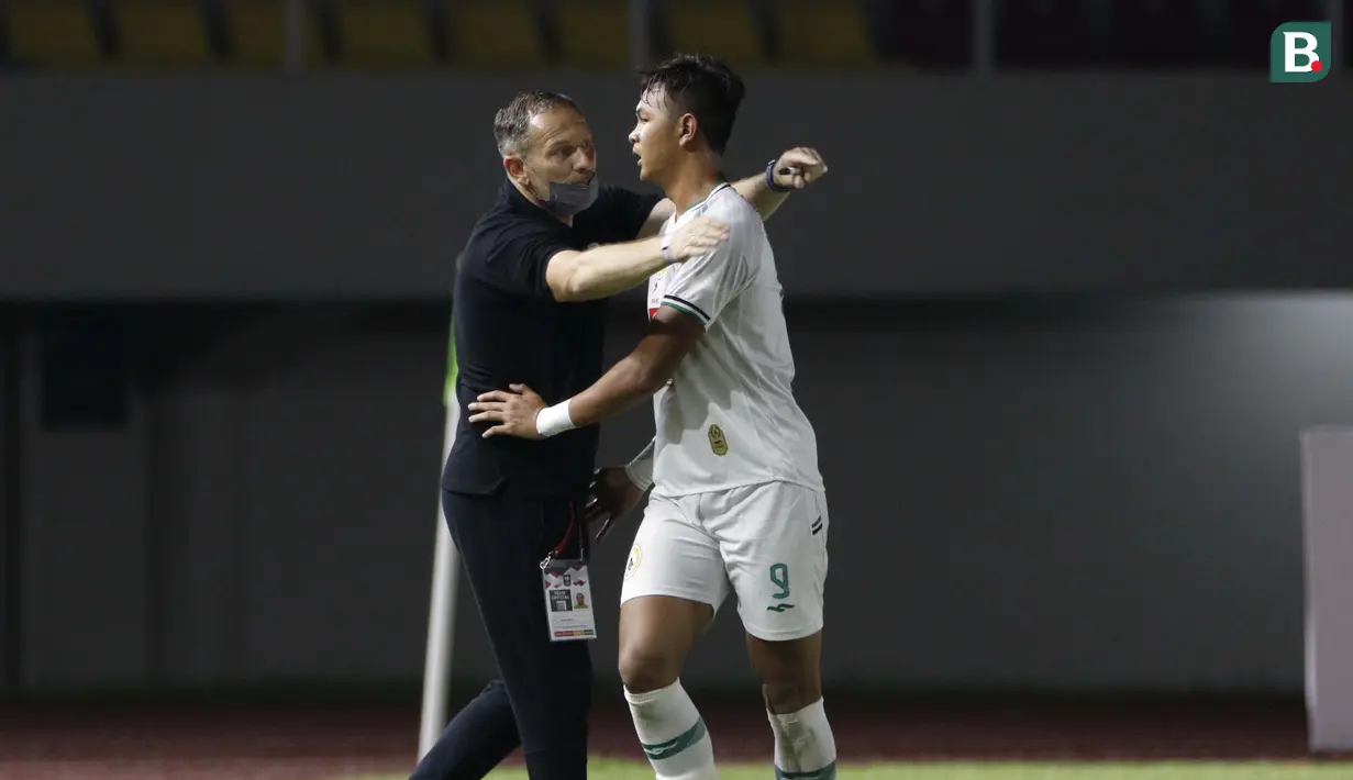 Pemain PS Sleman, Saddam Emiruddin Gaffar (kanan) mendapatkan selamat dari pelatih Dejan Antonic usai berhasil menjebol gawang Persib Bandung dalam laga leg kedua semifinal Piala Menpora 2021 di Stadion Manahan, Solo, Senin (19/4/2021). (Bola.com/Ikhwan Y