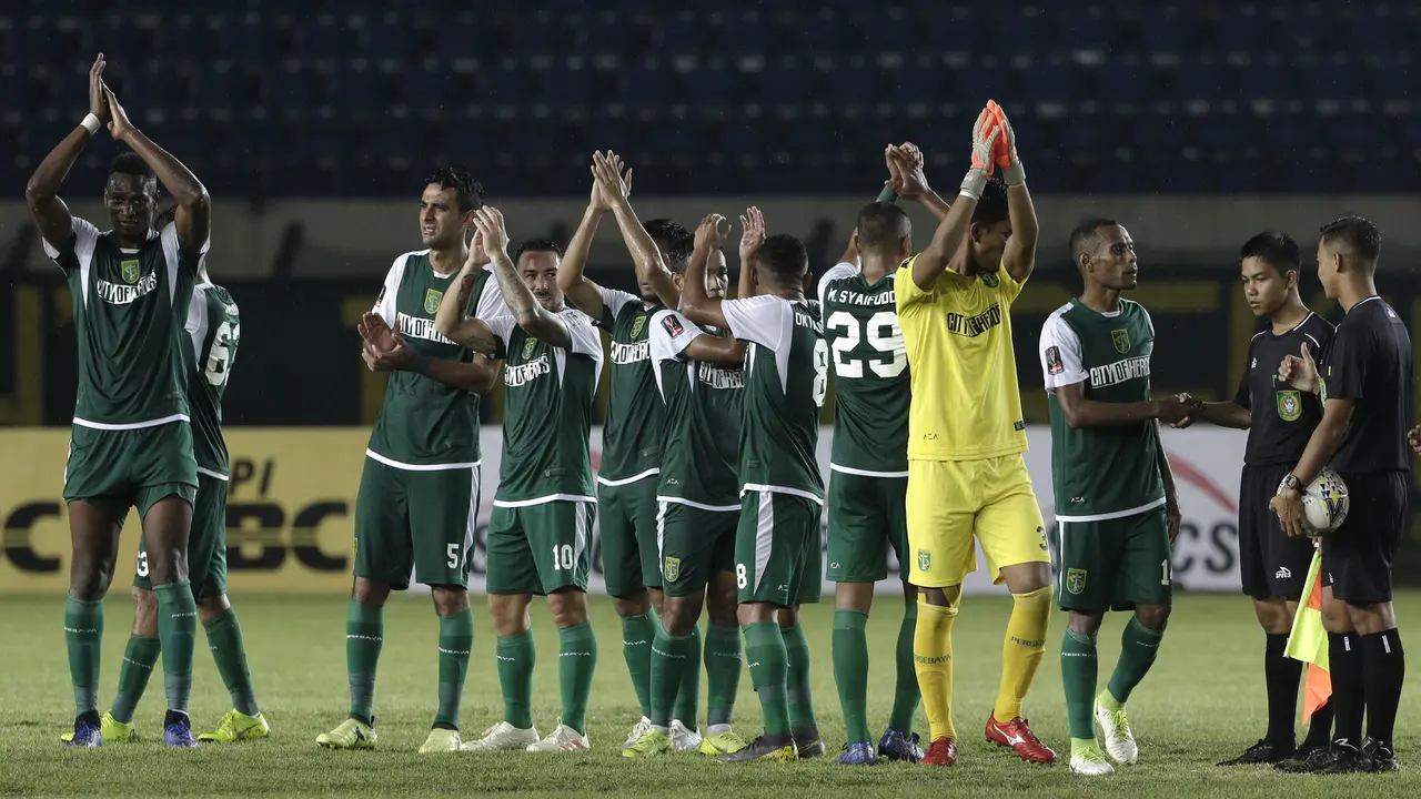 Para pemain Persebaya Surabaya merayakan kemenangan atas Perseru Serui pada laga Piala Presiden 2019. (Bola.com/Yoppy Renato)