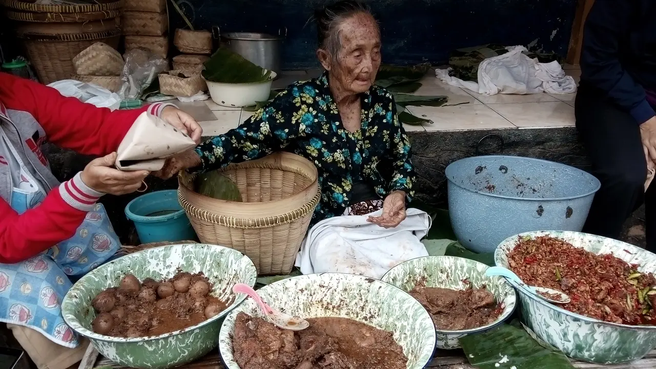 Gudeg Legendaris Mbah Lindu jadi Buah Bibir Medsos-02