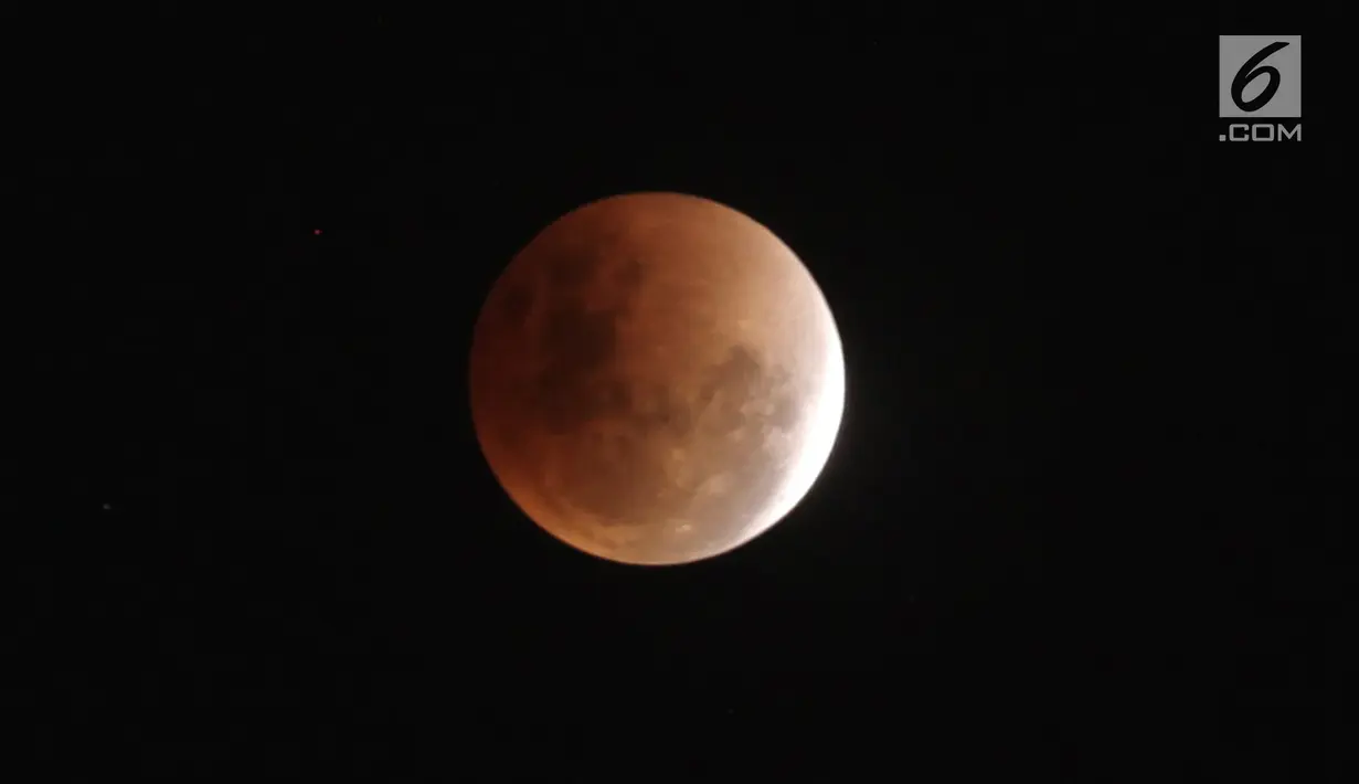 Penampakan "super blue blood moon" menjelang proses terjadinya gerhana bulan total yang mengubah bulan menjadi kemerahan di atas langit Jakarta, Rabu (31/1). Proses gerhana bulan total tersebut berlangsung selama 4-5 jam. (Liputan6.com/Arya Manggala)