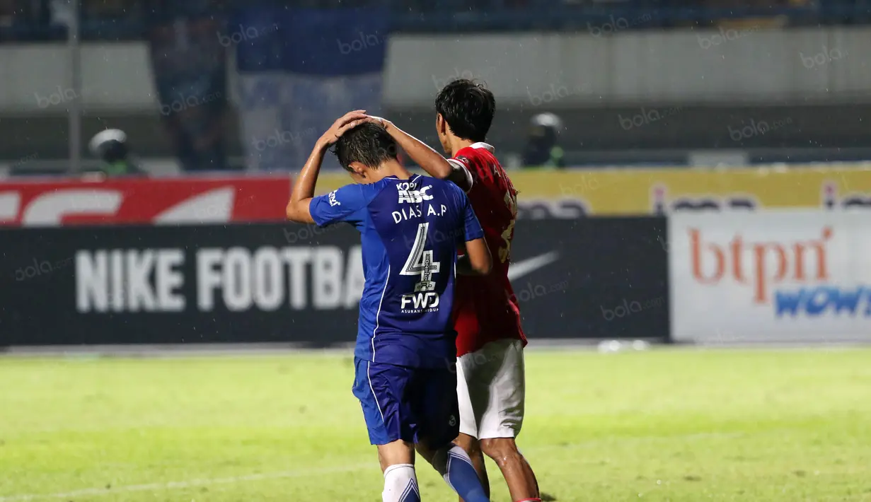 Dias Angga dan Amarzukih bersalaman usai laga Torabika SC 2016 antara Persib Bandung melawan Persija Jakarta di GBLA, Bandung, Sabtu (16/7/2016). Persib ditahan imbang Persija 0-0. (Bola.com/Nicklas Hanoatubun)