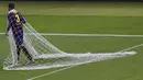 Gerard Pique bek Barcelona memotong jala gawang usai final Liga Champions melawan Juventus  di Olympiastadion, Berlin. (REUTERS Michael Dalder)