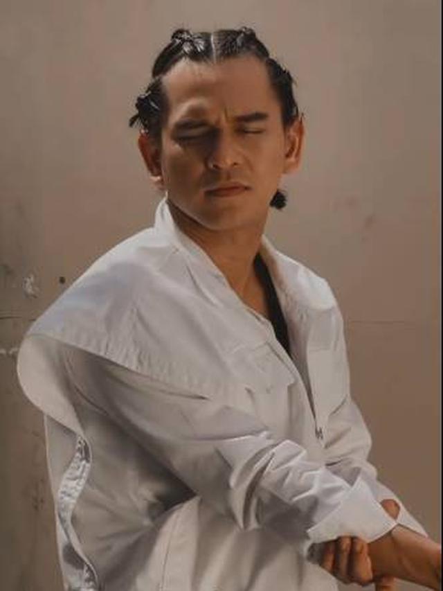 Tampil Beda, Ini 6 Pemotretan Terbaru Rangga Azof dengan Gaya Rambut Kepang