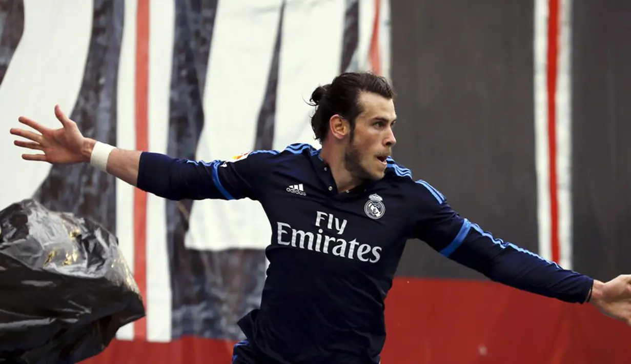 Gareth Bale mencetak dua gol saat Real Madrid menundukkan Rayo Vallecano 3-2 dalam laga La Liga Spanyol di Stadion Campo de Fútbol de Vallecas, Sabtu (23/4/2016). (Reuters/Sergio Perez)