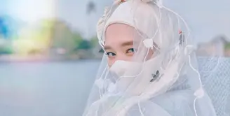 Dalam keseharian, Inara Rusli kerap mengandalkan masker cadar untuk menutupi sebagian wajahnya. [Foto: IG/mommy_starla].