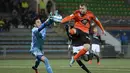 Kiper Dijon Perancis, Enzo Basilio (kiri) berusaha menghalau bola dari Penyerang Lorient Perancis, Valentin Lavigne saat laga Piala Liga pada 15 Desember 2015 di Stadion Moustoir di Lorient, Prancis. (AFP Photo/Jean Sebastian Evrard)