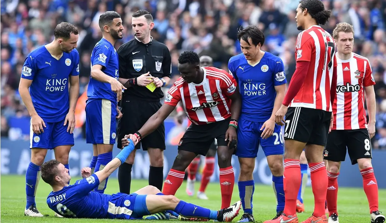 Pemain Southampton sempat bersitegang dengan pemain Leicester City dalam laga Liga Inggris di Stadion King Power, Leicester, Minggu (3/4/2016). (AFP/Ben Stansall)
