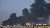 Asap mengepul di atas Khan Younis di Jalur Gaza selatan selama pemboman Israel pada hari Senin 22 Januari 2024. (AFP)
