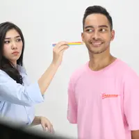 Selama berkarya di industri musik, Isyana Sarasvati sudah berkolaborasi dengan beberapa musisi lainnya. Kini giliran Gamaliel GAC yang menjadi lawan duet Isyana di single bertajuk Terpesona. (Adrian Putra/Bintang.com)