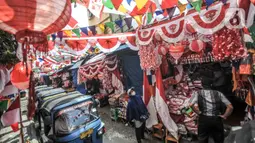 Suasana toko pernak-pernik HUT Kemerdekaan RI di Pasar Jatinegara, Jakarta, Minggu (8/8/2021). Pedagang mengaku penjualan bendera dan pernak-pernik bernuansa Kemerdekaan RI merosot hingga 70 persen dibandingkan tahun lalu. (merdeka.com/Iqbal S. Nugroho)