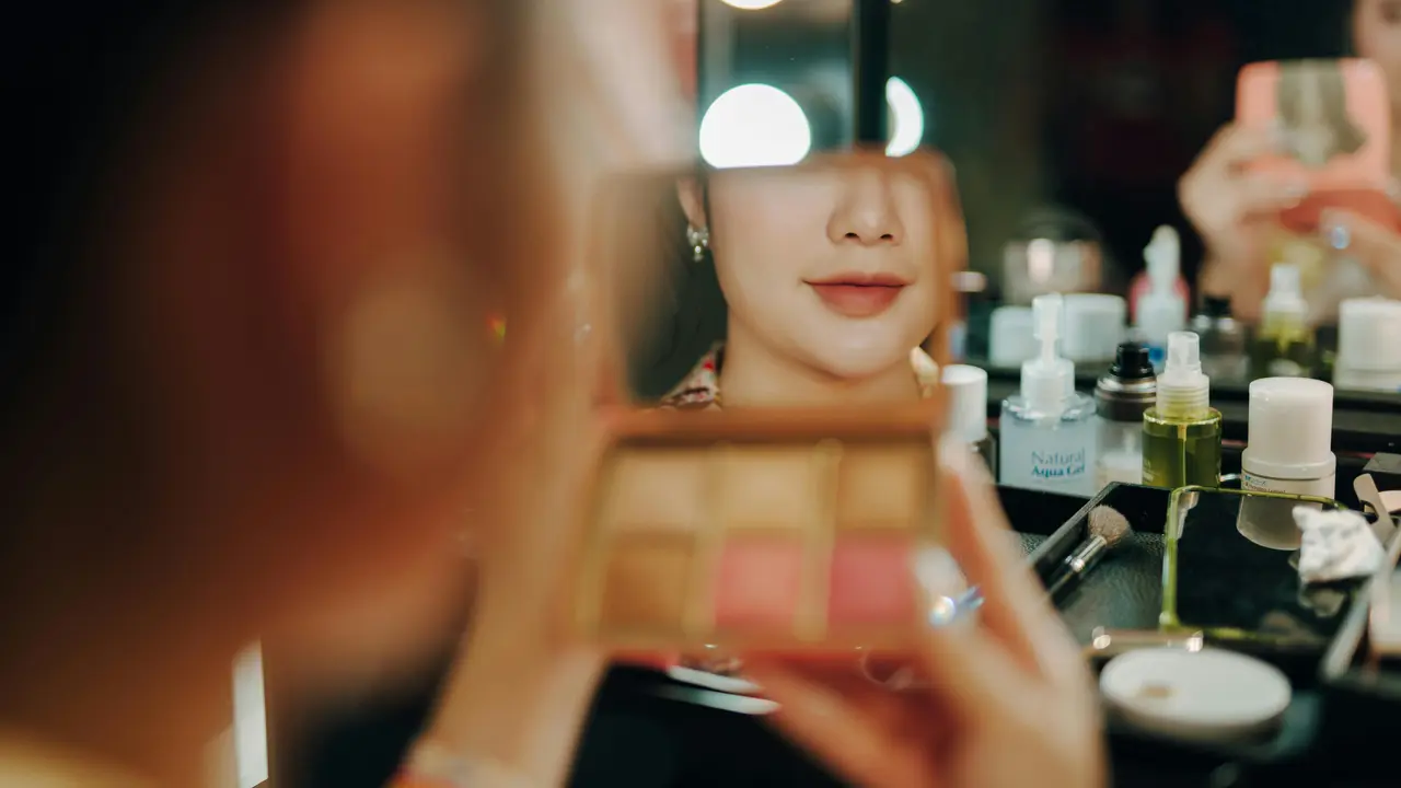 Ini Kunci Makeup Natural Dewy Tetap Terlihat Segar dan Ringan Saat Acara Buka Bersama
