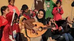 Ruaa Hassouna memainkan alat musik Oud untuk anak-anak Palestina mereka di Rafah, Selatan Jalur Gaza, 18 Desember 2023. (SAID KHATIB/AFP)