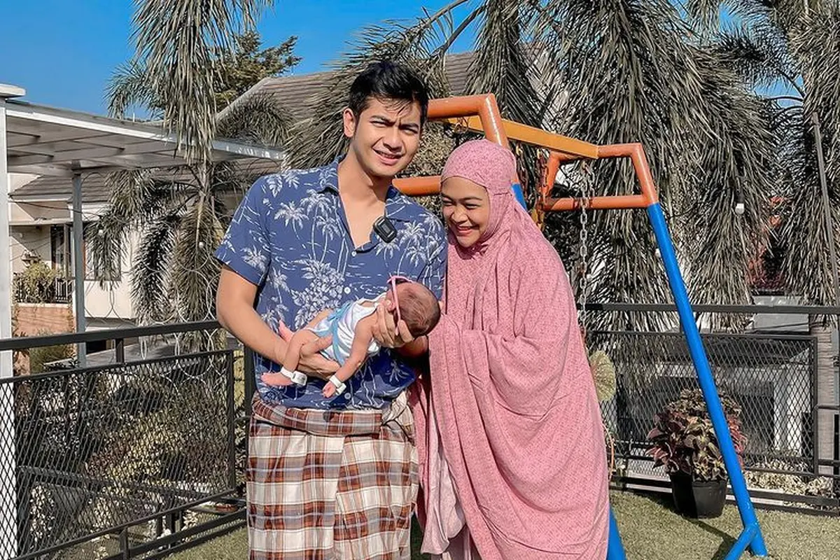 Teuku Ryan dan Ria Ricis berjemur bersama putrinya. (Foto: Instagram/riaricis1795)
