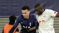 Gelandang Tottenham Hotspur, Dele Alli mengontrol bola dari kawalan bek Red Bull Leipzig, Dayot Upamecano pada pertandingan leg kedua babak 16 besar Liga Champions di di Red Bull Arena, Jerman (10/3/2020). RB Leipzig menang telak atas Tottenham 3-0. (AP Photo/Michael Sohn)