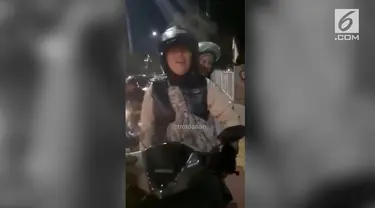 Viral rekaman soerang sopir ojek online wanita memukul pejalan kaki menggunakan helm. Sang sopir tak terima karena dihalangi jalannya oleh pejalan kaki saat melintas di trotoar.