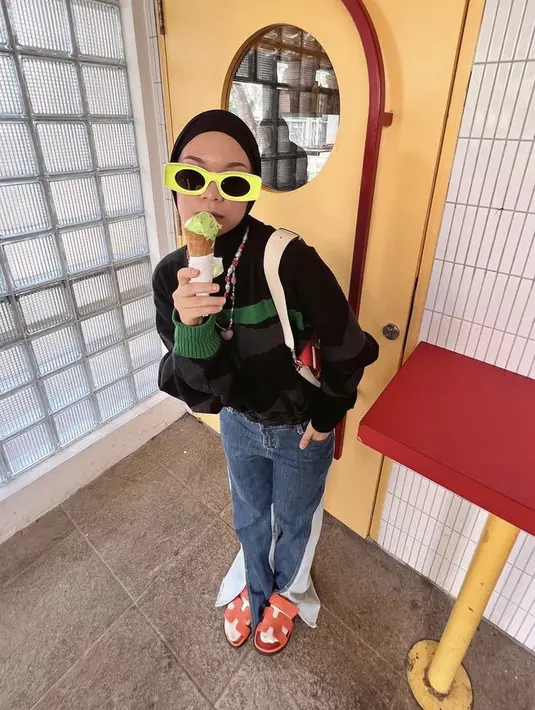 Tantri Namirah tampil kece dengan sweater hitam sebagai atasan dipadukan celana denim dan sandal Hermesnya. (@tantrinamirah)