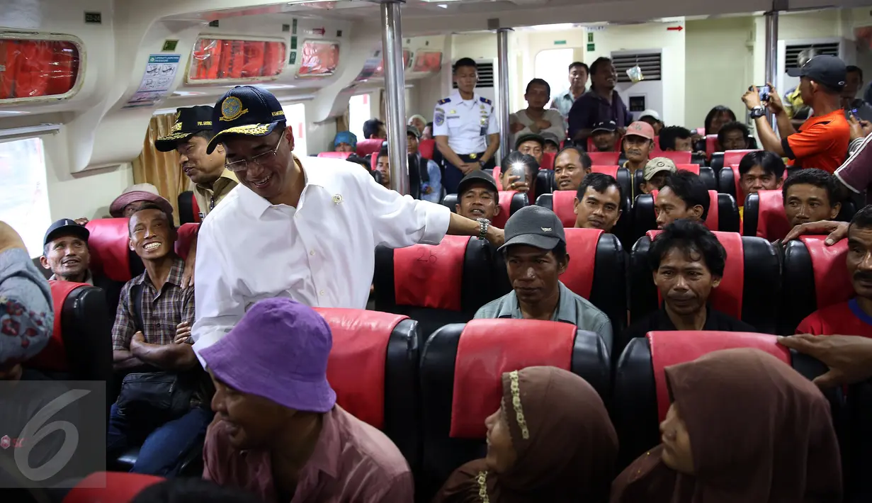 Menhub Budi Karya Sumadi berbincang dengan penumpang di Kapal Baru KM Express Bahari 38 di Sunda Kelapa, Jakarta, Selasa (10/1). Fasilitas kapal ini bermuatan lebih dari seratus orang dengan standar Keslamatan yang lebih baik. (Liputan6.com/Johan Tallo)