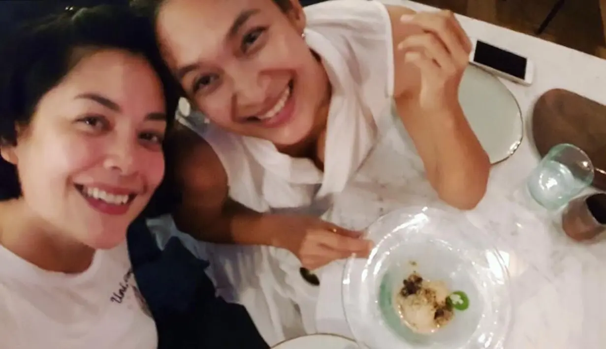 Persahabatan Lulu Tobing dan Happy Salma sudah lebih dari satu dekade. walaupun demikian pertemanan mereka tetap awet. (Foto: instagram.com/happysalma)