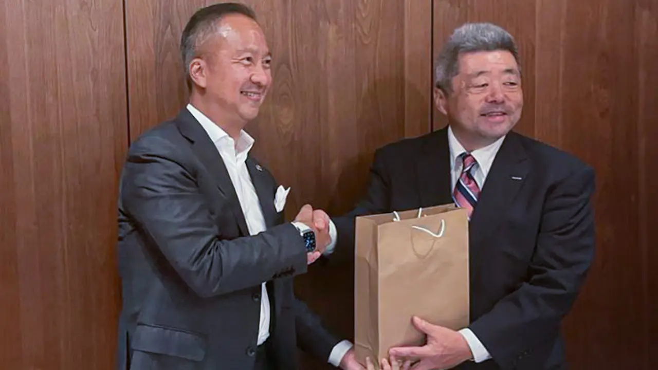 Menteri Perindustrian (Menperin) Agus Gumiwang Kartasasmita berbincang dengan Senior Executive Officer Isuzu Motors Ltd. Yasuyuki Niijima