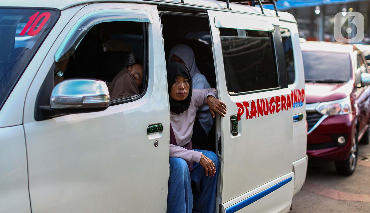 Ada pula yang tidur di dalam mobil dengan kondisi matahari terik. (Liputan6.com/Angga Yuniar)