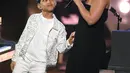 Penyanyi Alicia Keys saat berkolaborasi dengan sang putra Egypt Dean di panggung iHeartRadio Music Awards 2019 di Los Angeles, California, AS (14/3). Di acara tersebut Alicia Keys dan putranya membawakan dua lagu hitsnya. (AP Photo/Chris Pizzello)